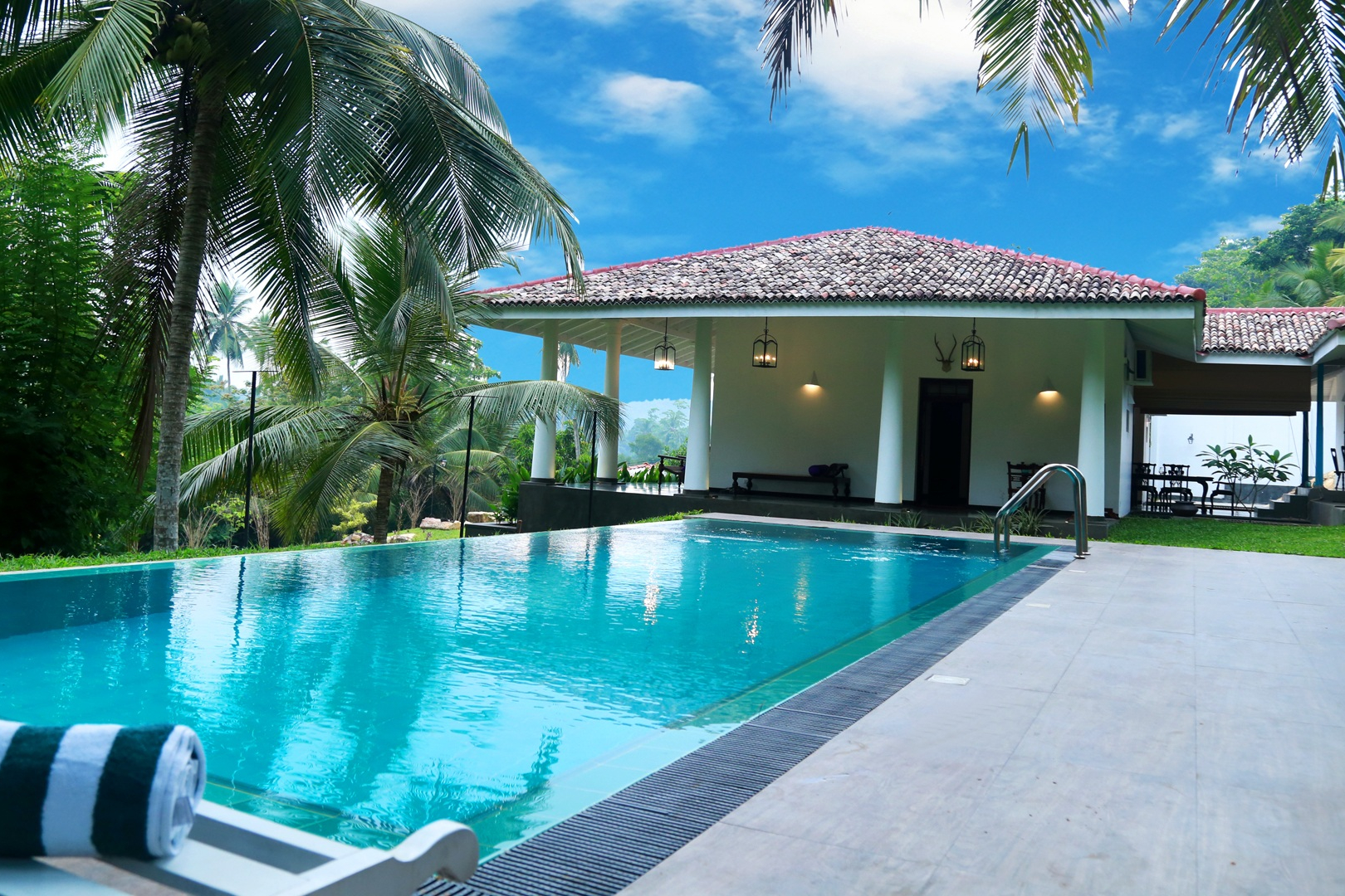 Swimming pool repair service